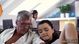 yaşlı erkek arkadaşın amcığını sunup onu tatmin ediyor