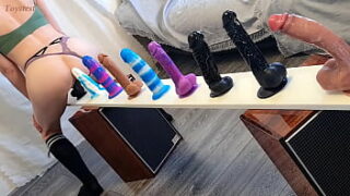 Erkeksiz kalan sürtük çeşitli takma yarakları test ediyor